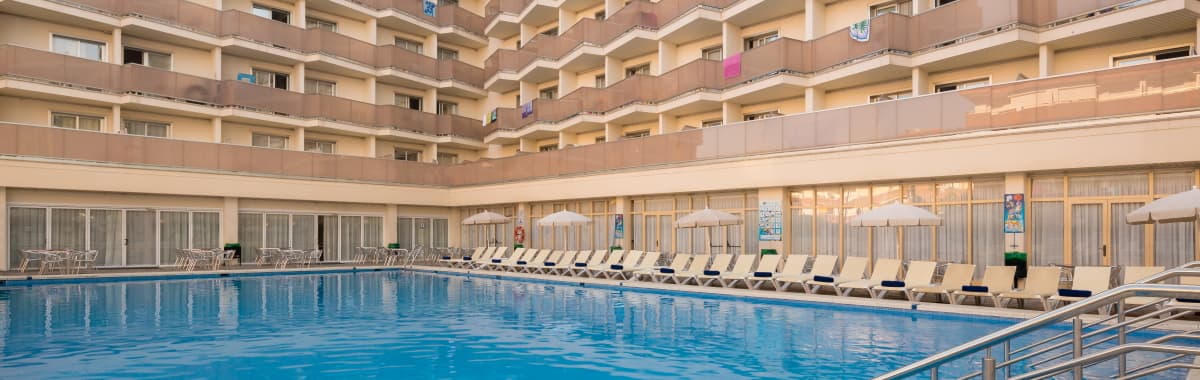 Oferta hotel con toboganes y media pensión en Lloret